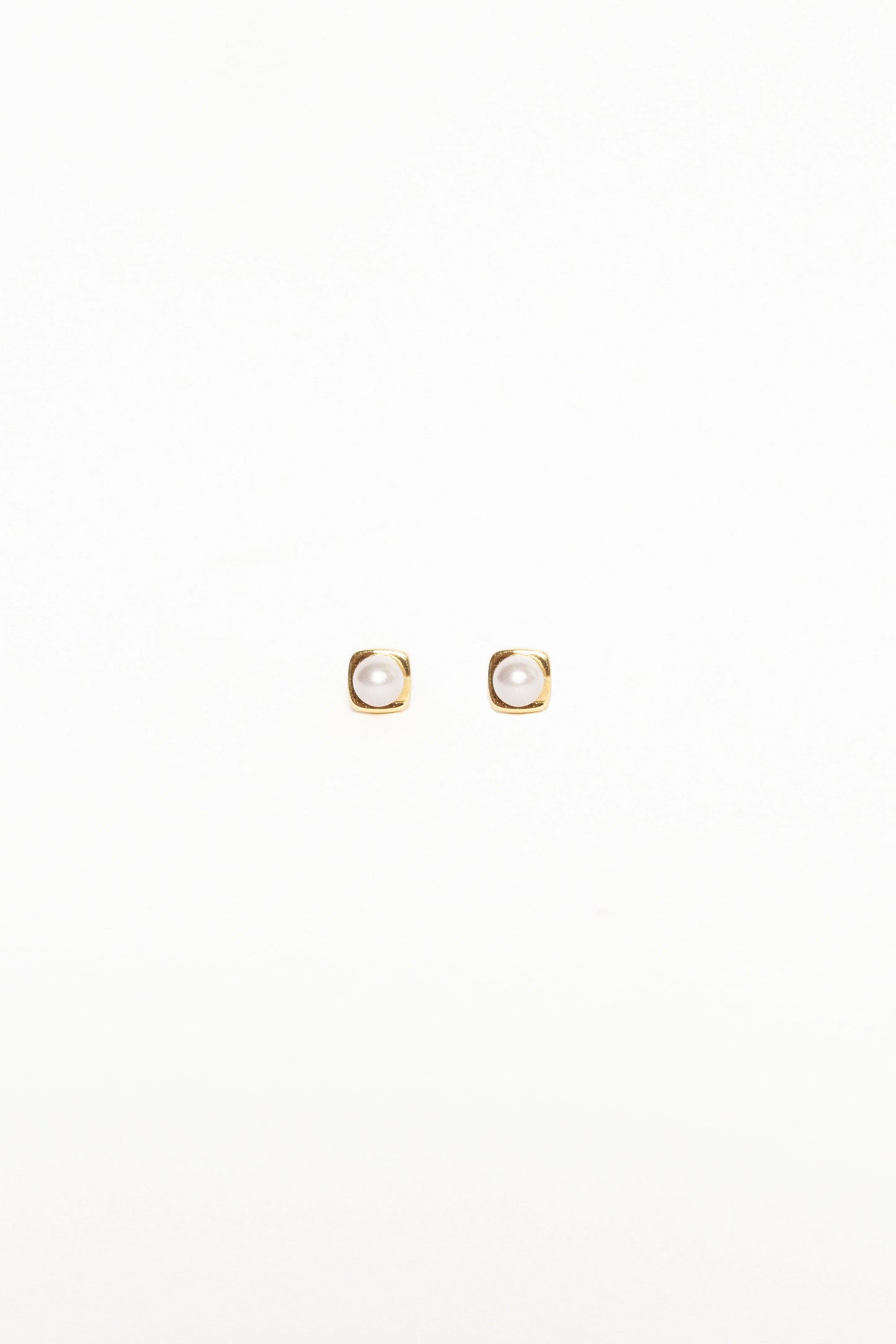 Helene Stud Earrings - Gold/Pearl